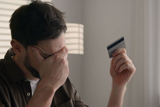 Mladík z Olomoucka chtěl zachránit úspory, 392 tisíc ale poslal falešným bankéřům - Novinky